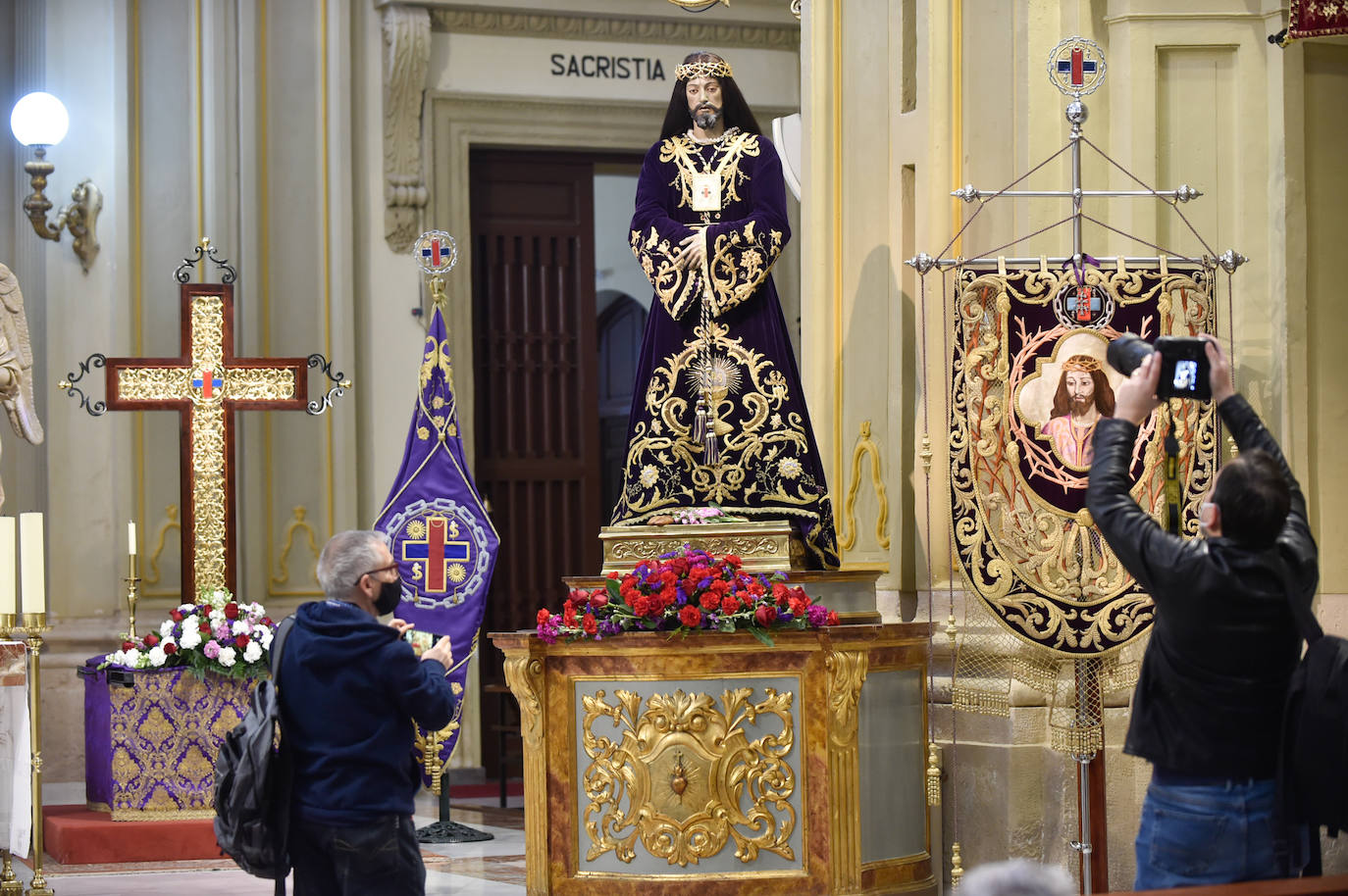 Los murcianos visitan al Cristo del Rescate