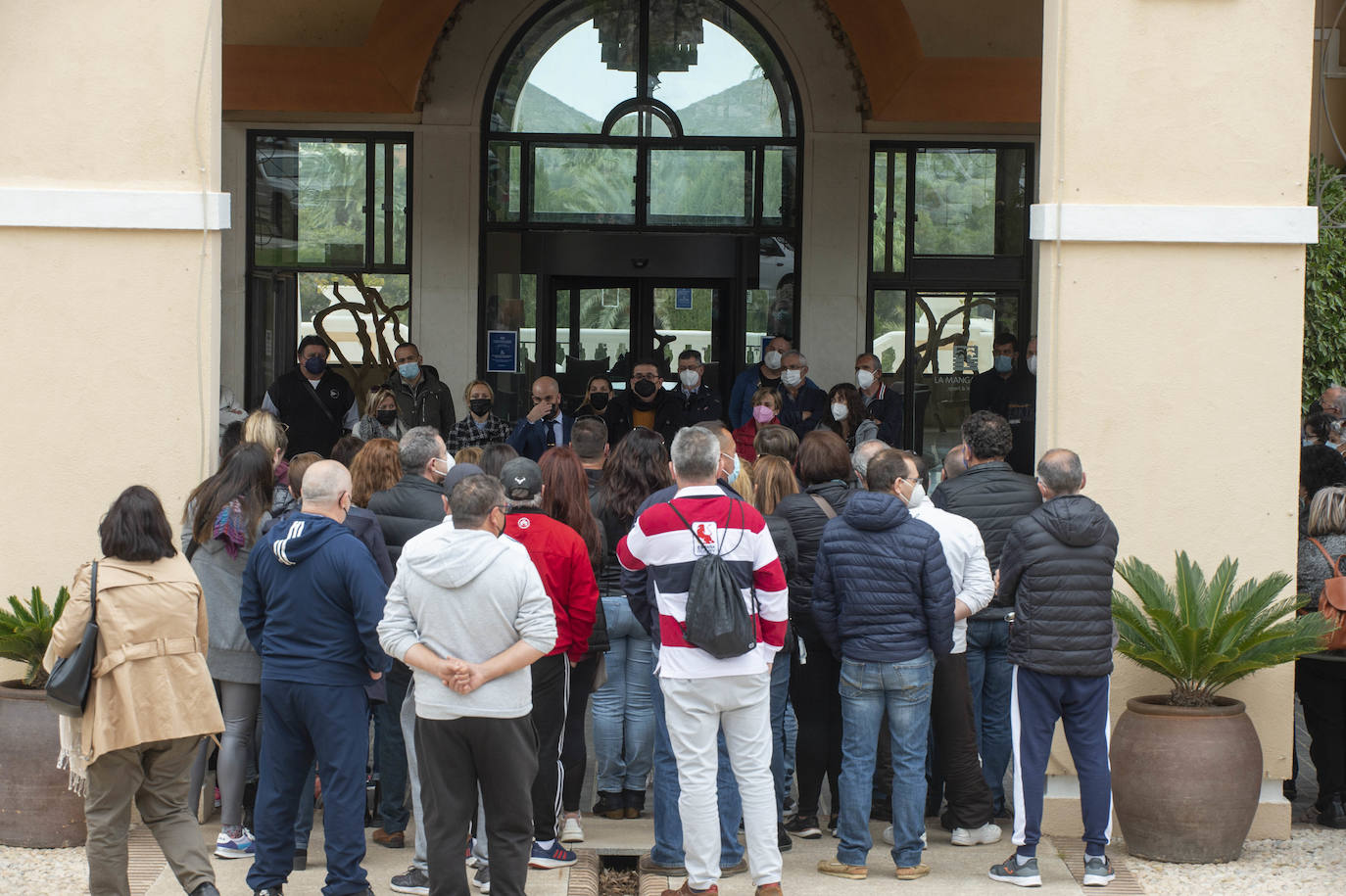 Más de 150 empleados protestan por el ERE de La Manga Club