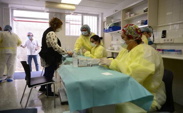 Los hospitales de la Región de Murcia resisten la presión mientras siguen subiendo los casos activos de coronavirus