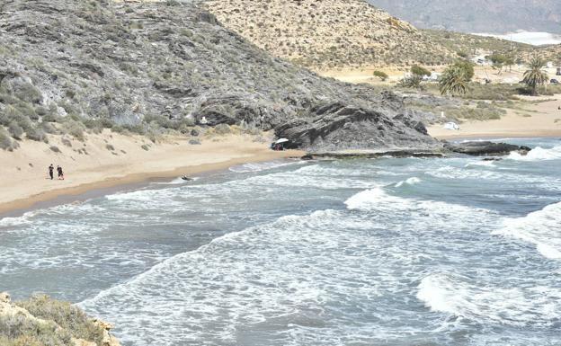 Hallan en Almería los cuerpos de una mujer y su hija que iban en la patera que naufragó en Mazarrón