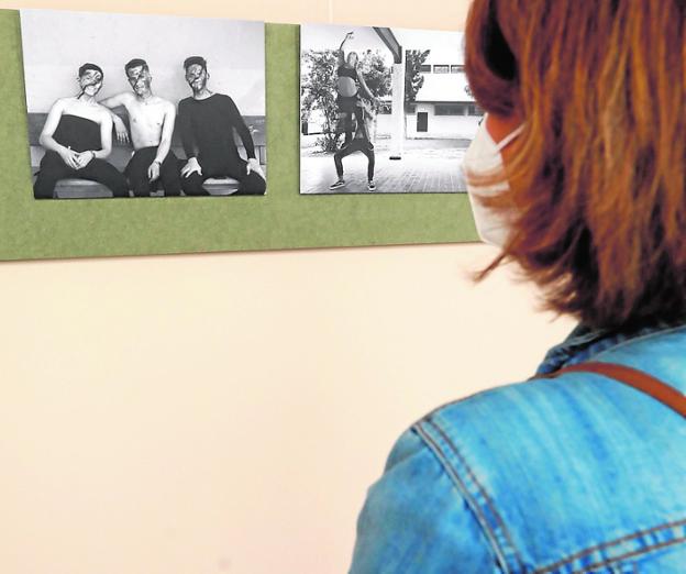 Una exposición de fotos muestra la cara más desconocida del desfile del Entierro de la Sardina