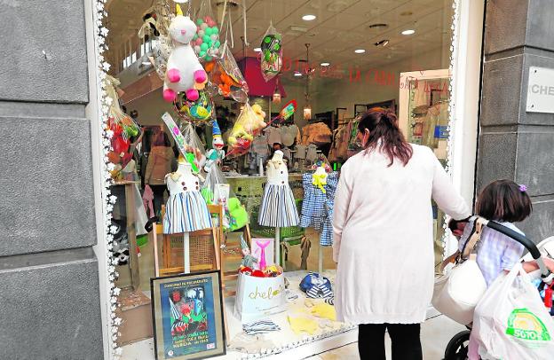 Los comerciantes del centro acogen el Entierro de la Sardina en sus escaparates