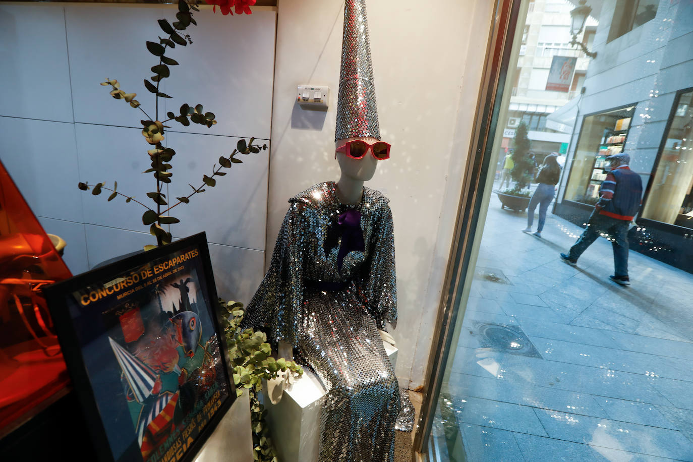 Los comerciantes de Murcia acogen el Entierro de la Sardina en sus escaparates