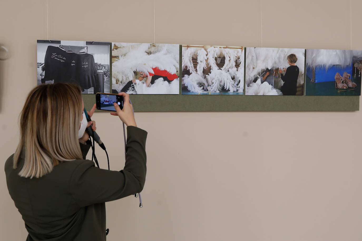 Una exposición de fotos muestra la cara más desconocida del desfile del Entierro de la Sardina