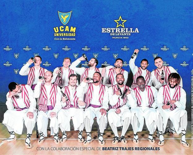 La plantilla del UCAM 'celebra' su Bando
