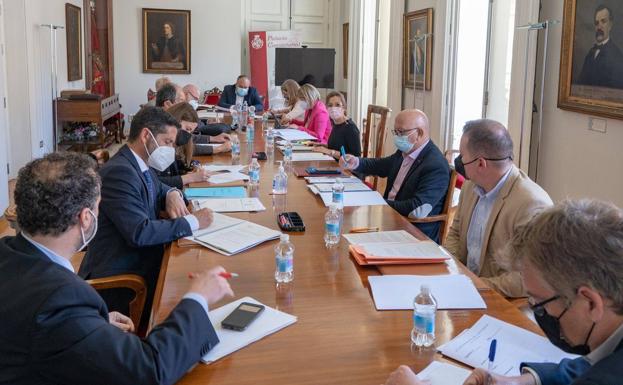 Castejón llevará al fiscal los anónimos con las presuntas anomalías de FCC en Lhicarsa