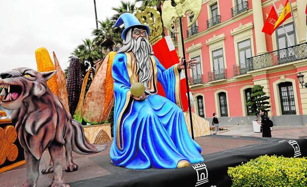 A falta de desfiles, los símbolos del Entierro toman las calles del centro