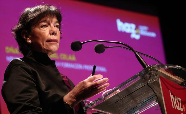 Celaá advierte de que el Gobierno volverá a recurrir el 'pin parental' si se implanta en la Región