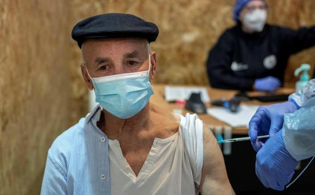 El parón con AstraZeneca deja en el limbo la segunda dosis de más de 43.000 murcianos