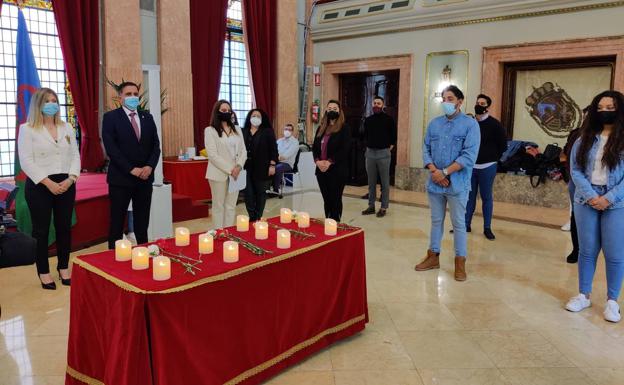 Flores y velas para conmemorar el Día del Pueblo Gitano en Murcia