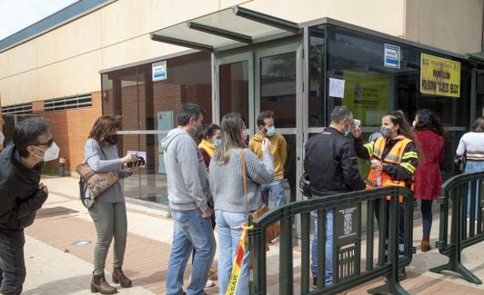 España limita la vacunación con AstraZeneca a mayores de 60 años