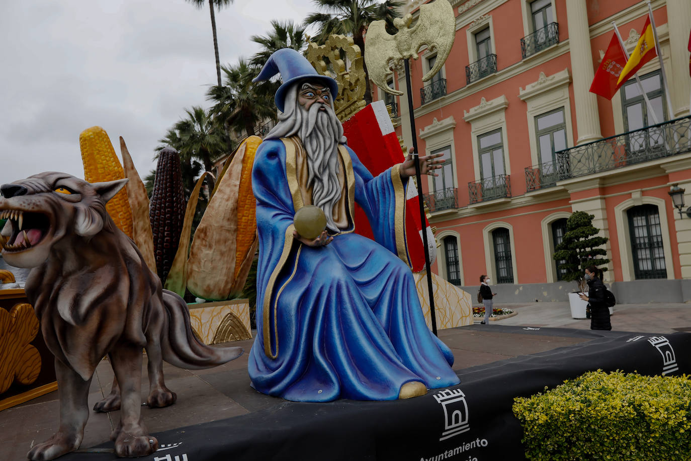 A falta de desfiles, los símbolos del Entierro toman las calles de Murcia