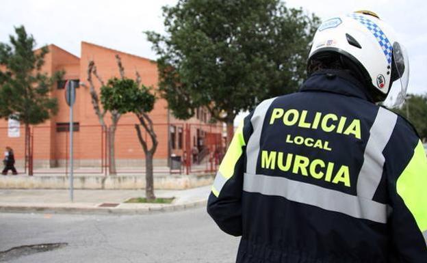 Detenido un menor de 16 años en posesión de hachís y un individuo por atracar un comercio en Murcia
