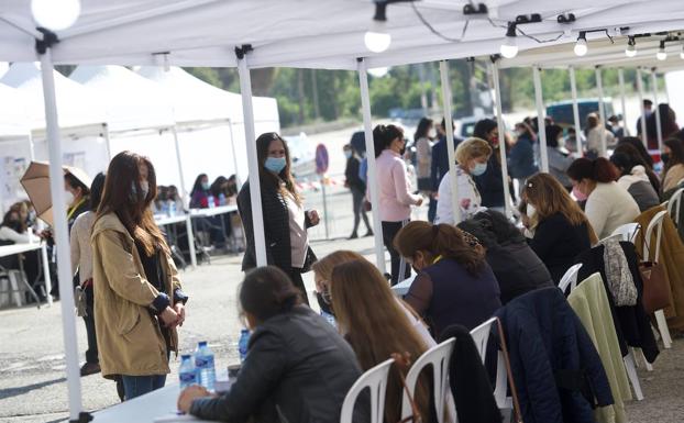 Unos 12.000 ecuatorianos votan en la Región a su presidente