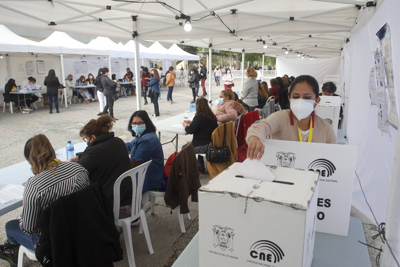 Unos 12.000 ecuatorianos votan en la Región a su presidente