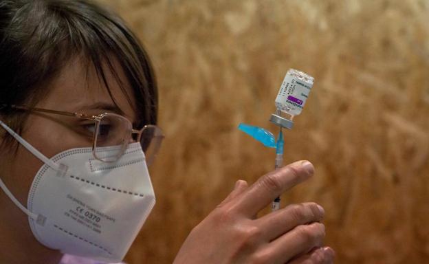 Sanidad desvela cuántos posibles trombos por la vacuna de AstraZeneca se han detectado ya en España