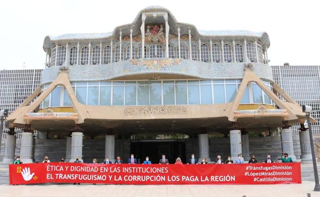 Diputados de Cs y PSOE se manifiestan ante la Asamblea Regional con una pancarta en contra del «transfuguismo»
