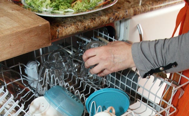 Fregar a mano o usar el lavavajillas: ¿Qué consume menos?
