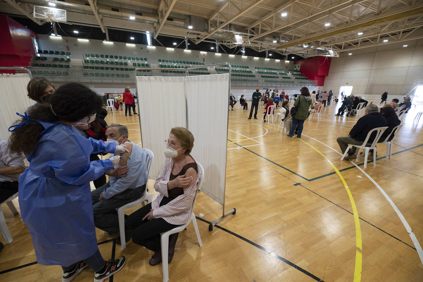 Cunde el malestar entre los mayores de Cartagena por las colas y largas esperas para la vacuna