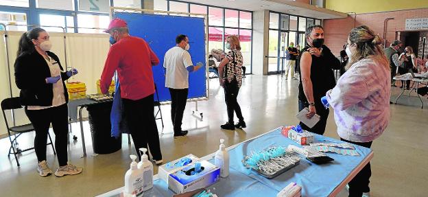 El Gobierno confía en Pfizer para mantener la campaña tras el revés con Janssen y AstraZeneca