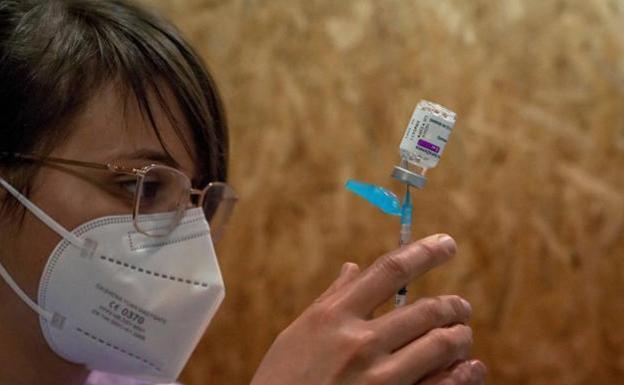 Es mucho más probable que te toque el Gordo de la Lotería de Navidad que sufrir un trombo por la vacuna de AstraZeneca