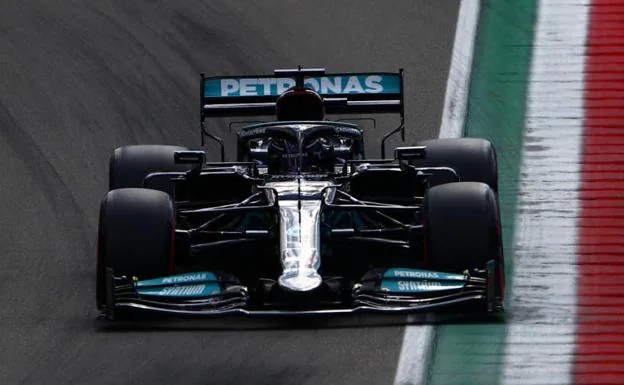 Sábado para olvidar de Sainz y Alonso y 'pole' de Hamilton en Imola