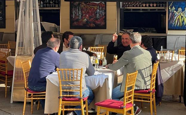 Polémica por una foto de López Miras y Teodoro García en una terraza de la Plaza de las Flores de Murcia