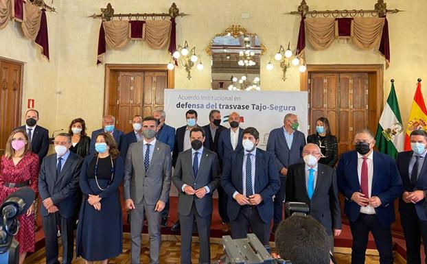 López Miras y Moreno Bonilla exigen al Ministerio que no toque el Trasvase