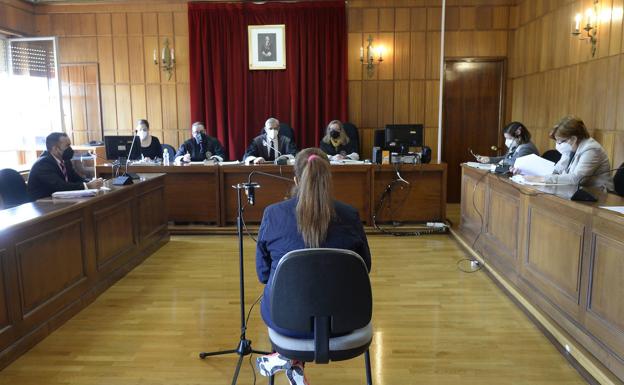 Condenan a seis años y medio de prisión a la mujer que apuñaló a su vecina en el cuello en Murcia