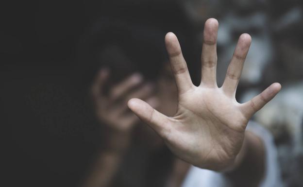 Acepta dos años de cárcel tras reconocer los abusos sexuales a dos empleadas