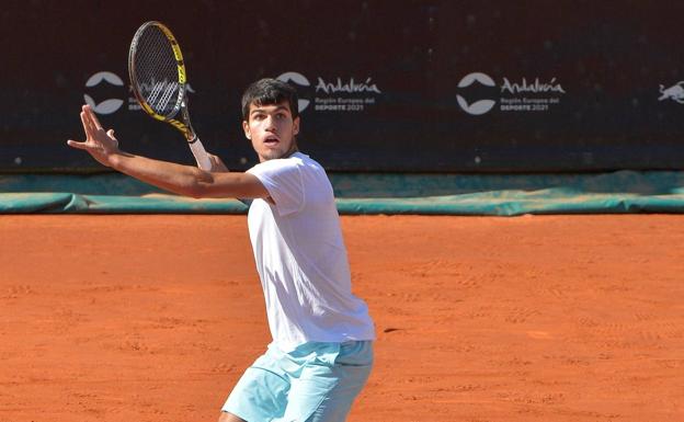 Carlos Alcaraz se despide del Conde de Godó en primera ronda ante un sólido Tiafoe