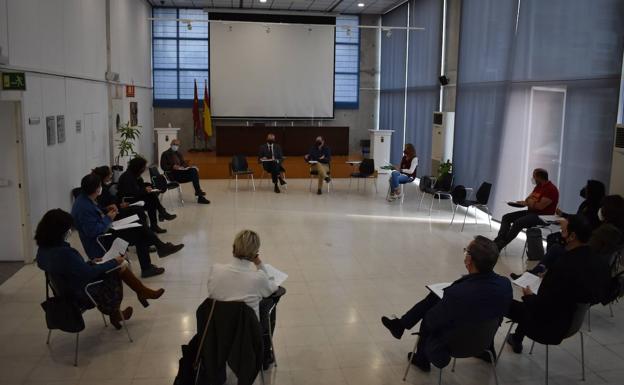 Educación y sindicatos firman un nuevo acuerdo de personal docente interino en la Región hasta 2026