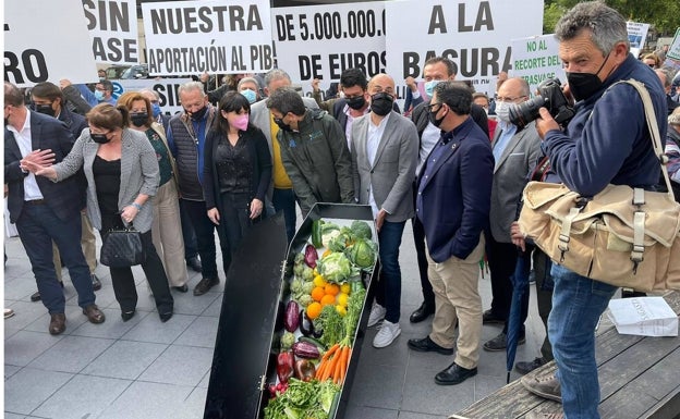 Los regantes del Trasvase protestan con un ataúd de frutas y verduras