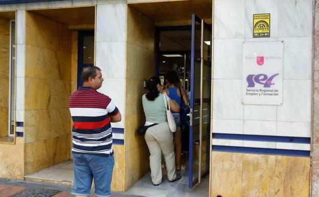 La contratación de los mayores de 45 años solo crece en los primeros meses de 2020 en la Región y Baleares