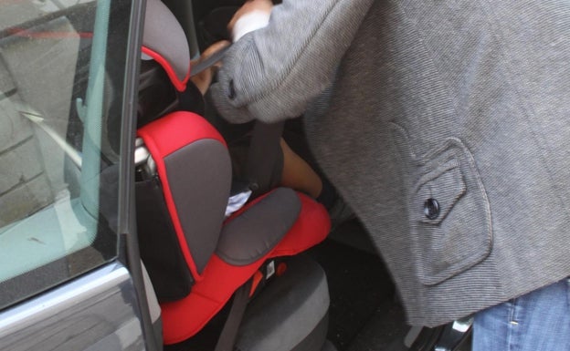 La OCU alerta sobre el peligro de la base de esta silla de coche para bebés