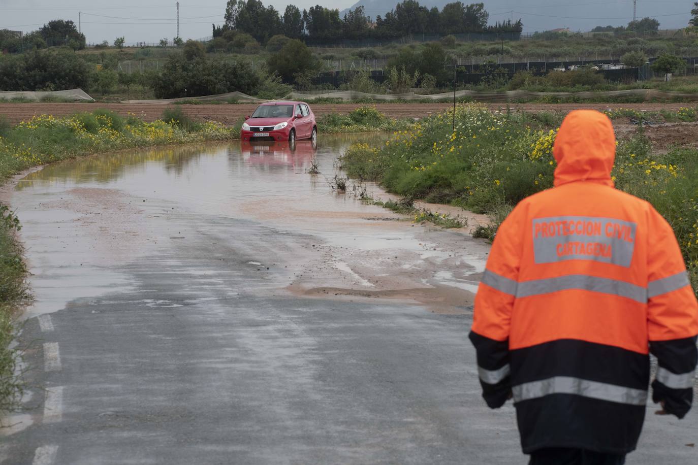 Calles anegadas por la lluvia en la diputación cartagenera de La Aljorra