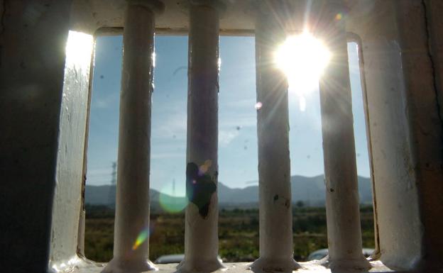 Un preso de Sangonera le rompe la nariz a un funcionario