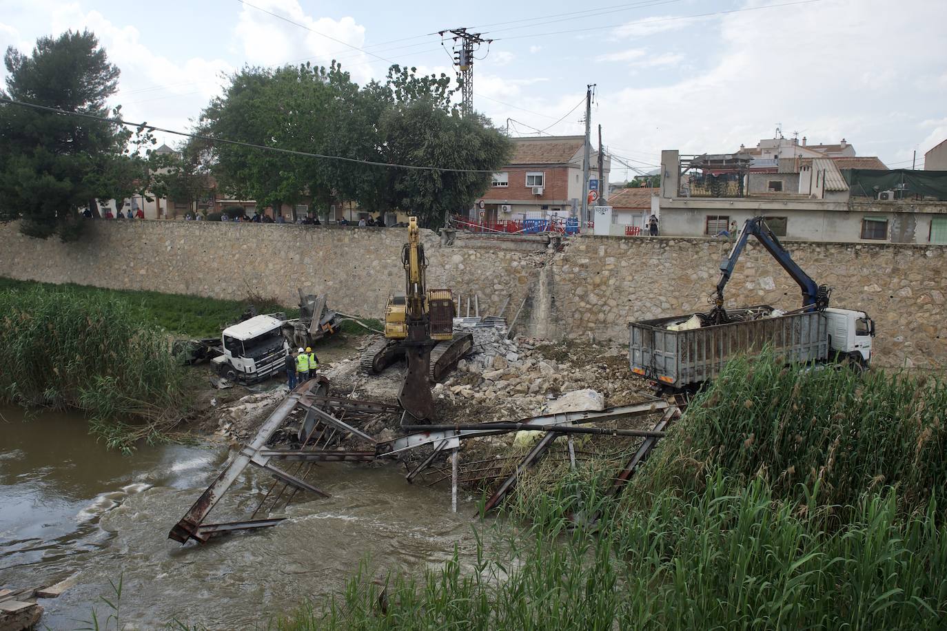 Obras para sacar la hormigonera del río Segura