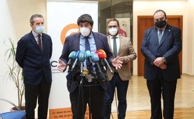 López Miras dice que la vuelta a la presencialidad será «segura» en los colegios