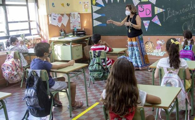 Los directores de los colegios podrán cambiar horarios y reorganizar clases para retomar la presencialidad