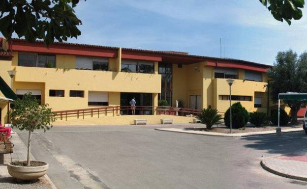 Familias de la residencia López Ambit se rebelan ante la «purga» del director