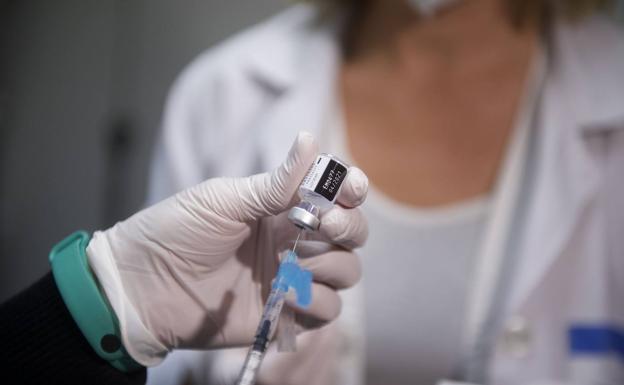 Salud también vacunará con Pfizer a las personas de entre 65 y 70 años