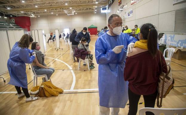 Sanidad aclara qué vacuna del coronavirus se pondrá a los menores de 60 años