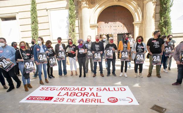 CC OO y UGT homenajean a los 24 fallecidos por accidente laboral en la Región durante 2020