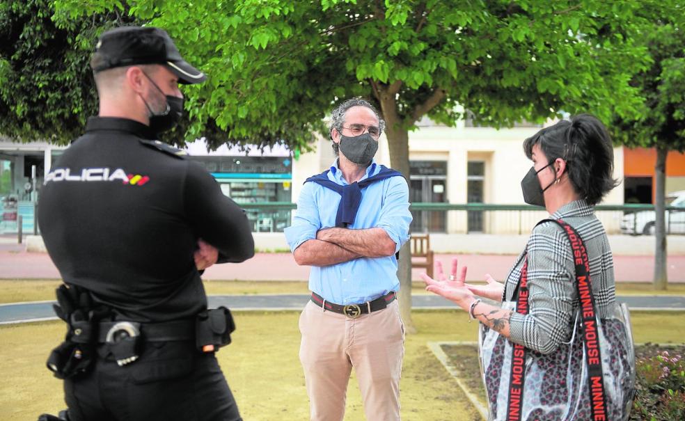 Los héroes de José visten con bata y uniforme