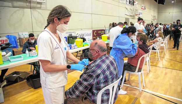 Primeras inmunizaciones en la Región con las dosis de Janssen: «Hay que vacunarse sin miedo»