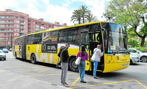 Más viajeros en autobuses y cócteles con todos sentados