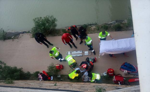 Cae un hombre de 50 años a la mota del río Segura desde el puente del Reina Sofía