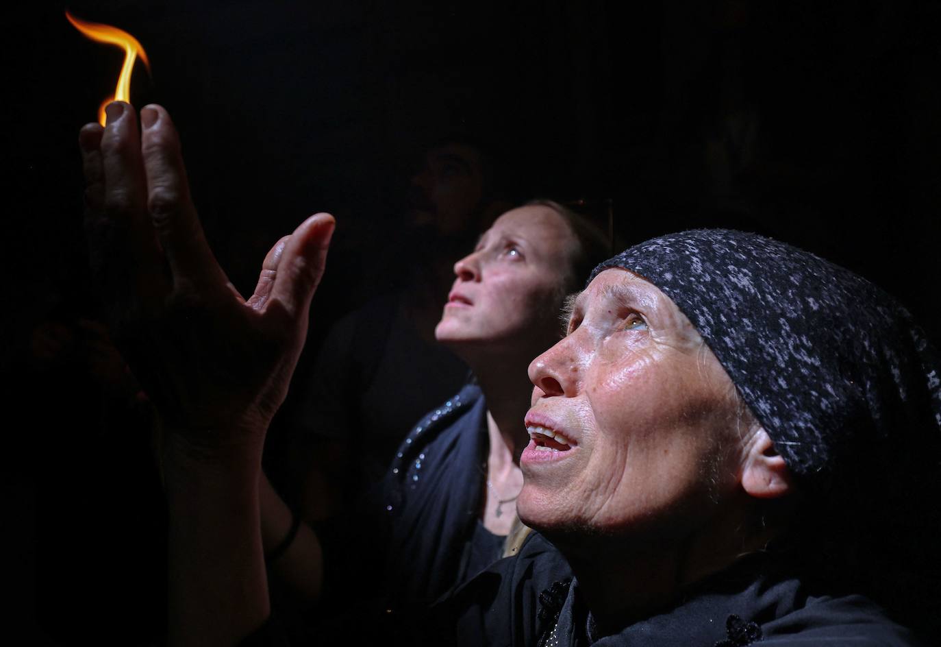 El fuego sagrado ilumina a los fieles en Jerusalén