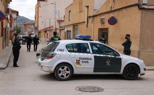 Los padres del joven asesinado en Jumilla llevarán ante el juez a cinco policías y guardias